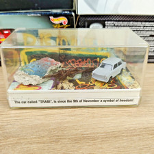 VOITURE TRABANT HAMLEYS EDITION AVEC FRAGMENT MUR DE BERLIN 1:87 N° 620/1000