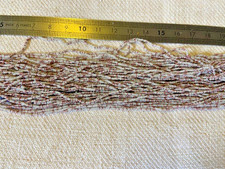 Rare, ancien écheveau de micro perles de rocaille blanc et rose métallisé. lot 4