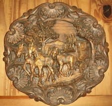 Assiette en bois sculptée