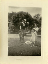 ANTIQUE PHOTO - VINTAGE SNAPSHOT - HOUSEKEEPER CLEANING LAUNDRY FUNNY FASHION   