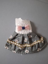 Robe Grise À Fleurs Avec Corsage En Dentelle Blanche Pour Poupée De 16 À 17 Cm