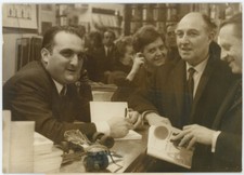 L'écrivain Joël Weiss signe