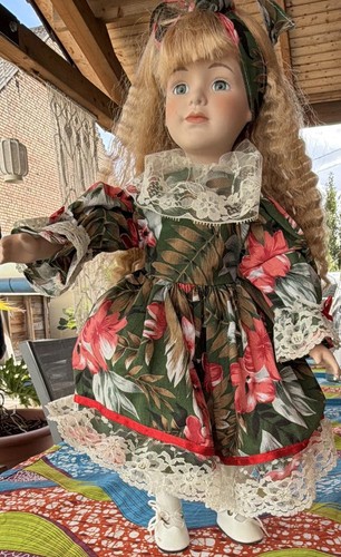 Poupée porcelaine fille robe