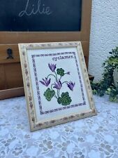 Tableau broderie "Cyclamen" - Fait Main Encadré avec Cadre Fleuri