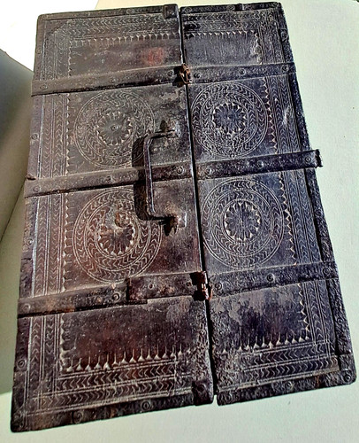 Ancienne boite sculptee - ancienne,