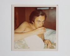 Jeune homme boit thé café