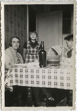 ANTIQUE PHOTO - VINTAGE SNAPSHOT - FAMILY MEAL BOTTLE ALCOHOL READING -MEAL