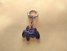 RARE ANCIEN PORTE CLÉS ÉMAILLÉ TRACTEUR AGRIP 4 ROUES MOTRICES FORESTIER PEUGEOT