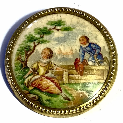 Grande broche ancienne - grande, scène