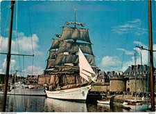 Boats - sailboats - Saint Malo - large sailboat in the Basin in front of the ramparts