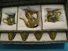 OBJET RARE un service de vaisselle MINIATURE en LAITON en beaux coffret tissus_