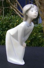  PORCELAINE STATUETTE FIGURINE