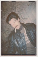 Beau jeune homme en veste en