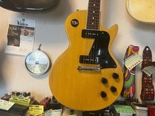 Guitare électrique jaune
