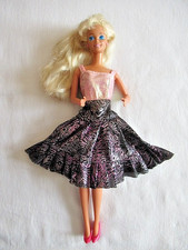BARBIE en ROBE NOIRE ET ROSE + BOUCLES D'OREILLES + BAGUE + CHAUSSURES - 99-0