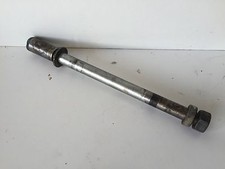 UN AXE DE ROUE AVANT ORIGINE