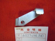 Support coté gauche sur porte paquet de P50 PC50 HONDA 81223-044-810