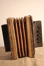 Ancien jouet instrument de musique petit accordéon Napoléon III carton et métal