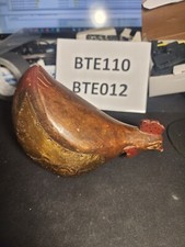 Poule en bois sculpté et