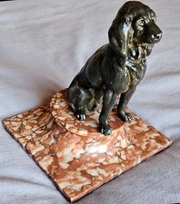 Chien de chasse en régule sur