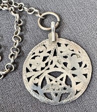 PENDENTIF AMULETTE BERBÈRE ARGENT MASSIF POINÇON TÊTE TUNISIE ETHNIQUE .