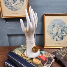 Élégante main baguier en