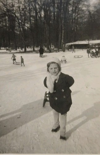 Enfant jouant luge 1930 s - la, 1930's