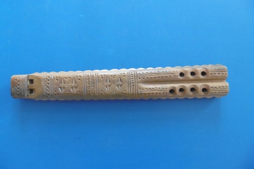 Flûte bois sculptée a - en,