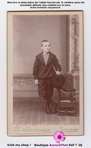 Garçon costumé avec - garÇon, chapeau