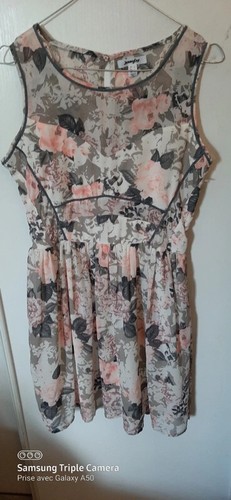 Robe fleurie sans - , manches