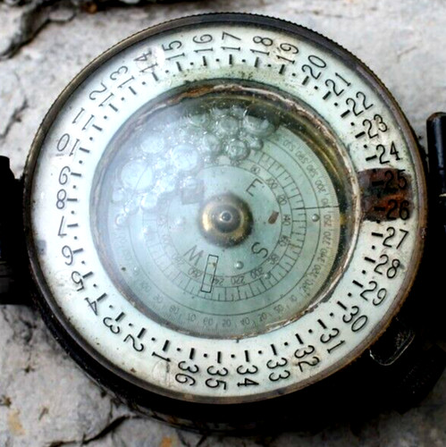 Ancienne boussole militaire - ancienne,