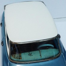 Voiture miniature jouet en