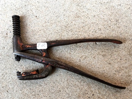 Old tool outil - ),