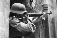 WW2 - Un soldat allemand tire avec un MP-40 Schmeisser