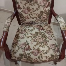 1 fauteuil voltaire ancien dossier haut en bois et tissus motif fleurs