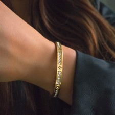 Bracelet doré en acier inoxydable – Jonc serti d’éclats et motifs étoilés