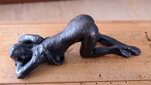 Curiosa femme nue - bronze,