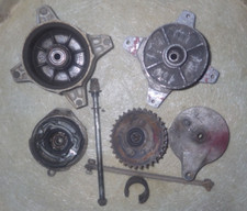 Lot de pièces Suzuki RV 50 VanVan 1979 moyeux av/ar, barre de couple.