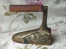 ANCIEN FER À REPASSER LAITON