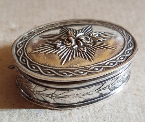 Boîte ovale ancienne - , en
