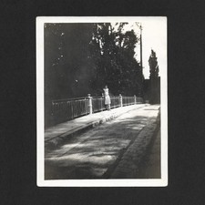 Femme pont lumière ombres