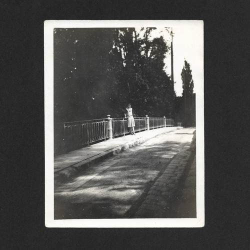 Femme pont lumière ombres