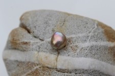 une boucle d'oreille en perle