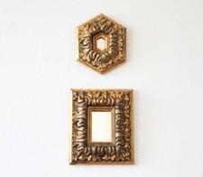 Deux petits miroirs en bois