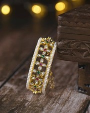 Délicat Floral Perle Bracelet Avec Émeraude, Rubis & Diamant 18K or Jaune Sur