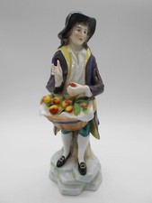 TRES BELLE FIGURINE JEUNE HOMME AU PANIER DE POMMES EN PORCELAINE ALLEMANDE