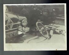AV11 Photo Originale Service Peugeot - Accident de voiture Cycliste mort - C1950