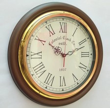 Horloge murale en bois avec