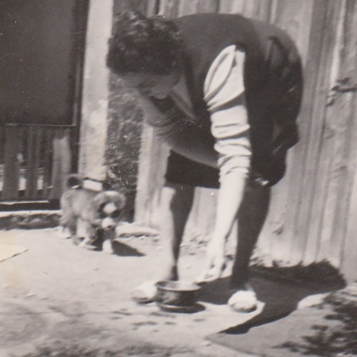 Femme nourrissant petit - nourrissant,
