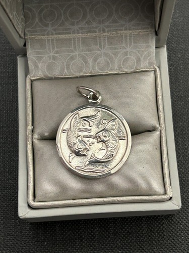 Belle médaille pendentif - , en